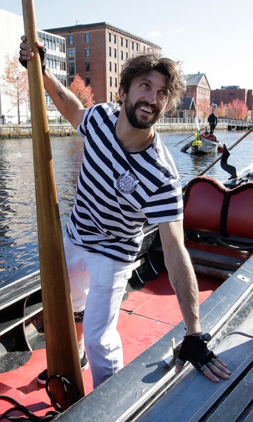 Row like mad: Venetian-style gondoliers race in US contest